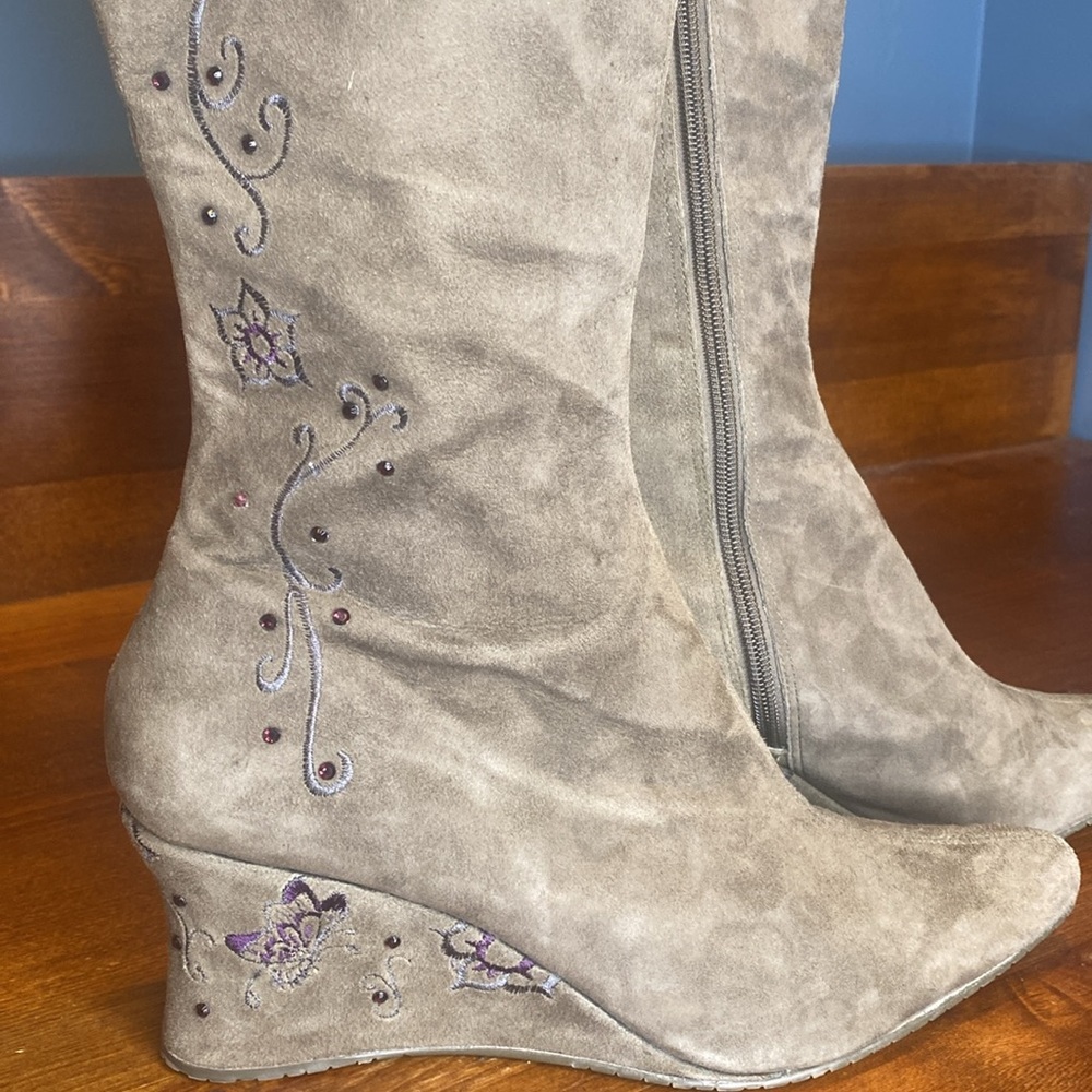 Donald J Pliner gray suede tall boots wedge heel purple butterfly embroidery 8.5 - Picture 5 of 17